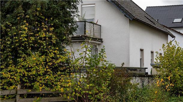 Jahrelang isoliertes Mädchen - Anklage nicht in Sicht  Blick auf das Haus im sauerländischen Attendorn, wo ein inzwischen neunjähriges Mädchen fast sein gesamtes Leben lang festgehalten worden sein soll.