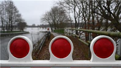 Blick auf das Hochwassergebiet, nachdem der Fluss Ems über die Ufer getreten ist steht das Wasser auf vielen flachen im Landkreis Emsland.