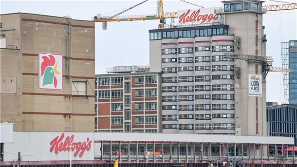 Blick auf das John & Will Silo-Hotel auf der Bremer Überseeinsel: Wo früher Reis und Mais für die Frühstücksflocken-Produktion von Kellogg’s lagerten, übernachten heute Hotelgäste. 