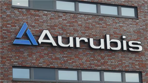 Prozessauftakt um Millionen-Betrug bei Aurubis verschoben Blick auf das Logo an einem Gebäude auf dem Werksgelände der Aurubis AG.
