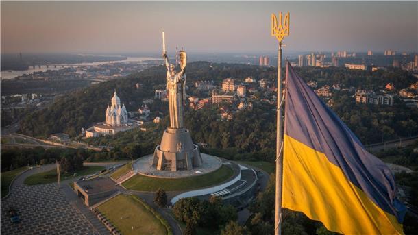 Blick auf das Mutterland-Denkmal in der ukrainischen Hauptstadt Kiew.
