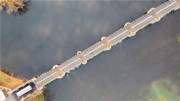 Hochwasserlage: Kampf gegen Überflutung und Aufatmen Blick auf das Pretziener Wehr in Sachsen-Anhalt (Aufnahme mit einer Drohne).