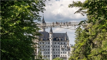 Blick auf das Schloss Neuschwanstein mit der Marienbrücke. In der Nähe des Schlosses hat ein Mann zwei Frauen angegriffen und verletzt. Eine der Frauen starb.