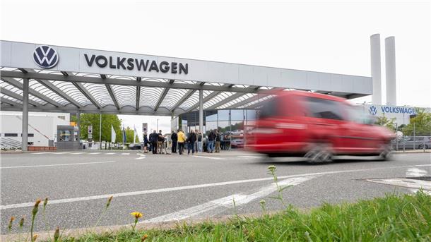 Blick auf das Tor von Volkswagen Sachsen am Standort Zwickau. Der VW-Konzern will sein künftiges Modell Trinity dort produzieren.