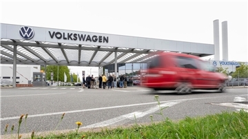 Blick auf das Tor von Volkswagen Sachsen am Standort Zwickau. Der VW-Konzern will sein künftiges Modell Trinity dort produzieren.