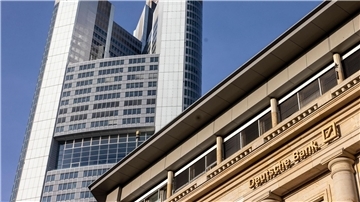 Blick auf den Commerzbank-Tower (l) und eine Filiale der Deutschen Bank im Frankfurter Bankenviertel (Symbolbild).