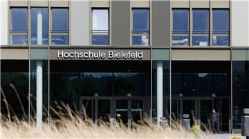 Blick auf den Eingang zur Hochschule Bielefeld (HSBI).