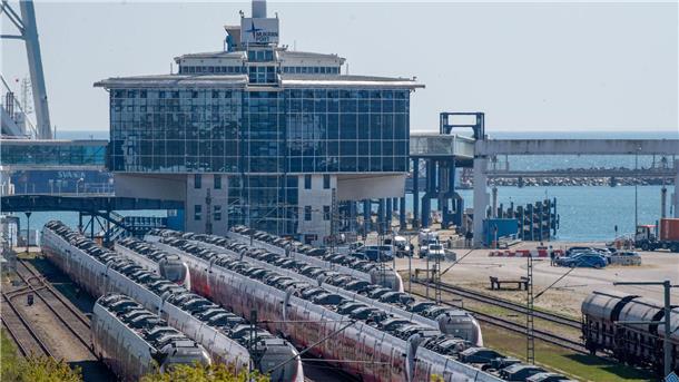 Bund will LNG-Terminal auf Rügen - Land will Unterlagen Blick auf den Hafen von Mukran auf Rügen.