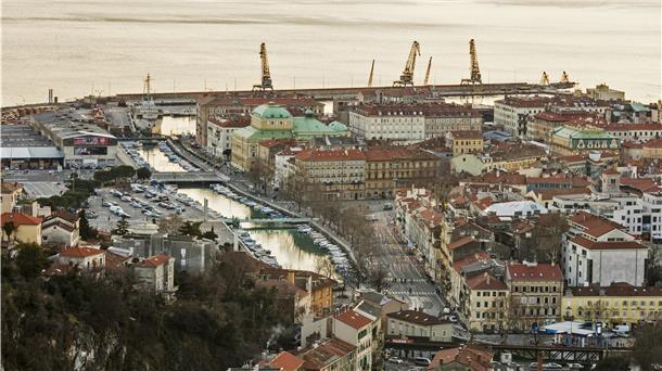 Blick auf den Hafen von Rijeka, Kroatien. Rijeka ist 2020 Europäische Kulturhauptstadt.