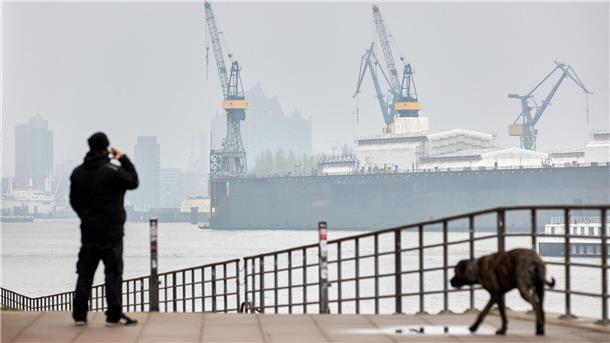 Blick auf den Hamburger Hafen: Nach vorläufigen Daten schrumpfte die Wirtschaftsleistung im vierten Quartal zum Vorquartal um 0,3 Prozent.
