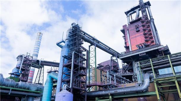 Versuchsanlage zu klimafreundlicheren Stahl geplant Blick auf den Hochofen 8 auf dem Werksgelände von Thyssenkrupp in Duisburg.