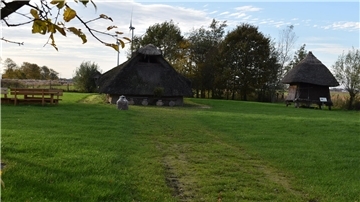 Blick auf den im Jahr 2005 in Hartwarderwurp errichteten Nachbau eines historischen Bronzezeithauses.
