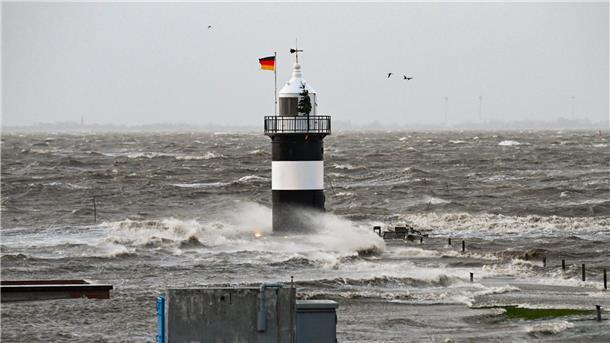 DER ADVENTS-STURM (Update 50): Hochwasser hat Stadt und Land im Griff, Schäden auch in der Wesermarsch, Zugverkehr weiter gestört Blick auf den "Kleinen Preußen".