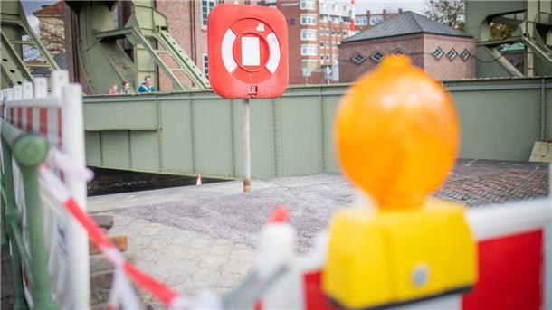 Blick auf die Klappbrücke.