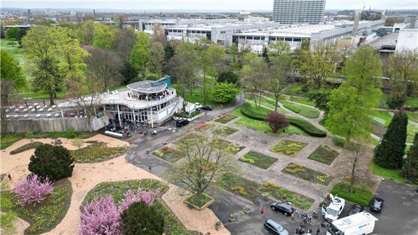 Weltkriegsbombe in der Nähe der RTL-Zentrale ist entschärft Blick auf den Rheinpark, wo der Fernsehsender RTL eine provisorische Übertragungsstation aufgebaut hat.