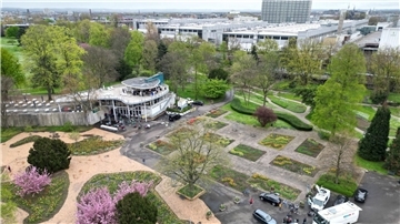 Blick auf den Rheinpark, wo der Fernsehsender RTL eine provisorische Übertragungsstation aufgebaut hat.