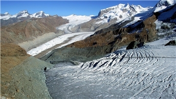 Blick auf den Theodulgletscher am kleinen Matterhorn in den Alpen unweit von Zermatt.