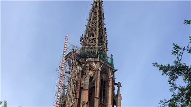 Blick auf den Turm der Großen Kirche. Die Sanierungsarbeiten werden nach dem Vorfall fortgesetzt.