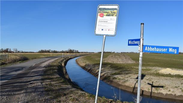 Blick auf den Wischweg bei Stollhamm. Hier ist der Graben bereits verlegt und ein Seiten-Schotterstreifen an die alte Fahrbahn angebaut worden.