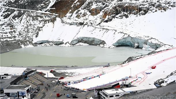 Blick auf die Abrisskante des Gletschers und der Zielbereich der Alpinen Ski-Weltcupstrecke am Rettenbachferner in Tirol.