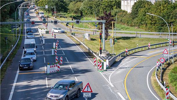 Blick auf die aktuell von Ampelanlagen geregelte Verkehrslage auf der Grimsbystraße in Bremerhaven. Die Sanierung der Straße sorgt für Rückstau in beide Richtungen.