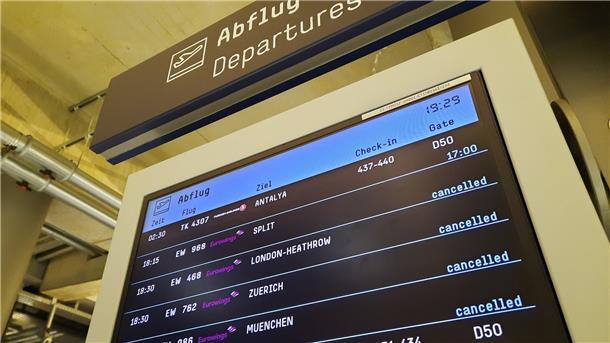 Eurowings stoppt wegen Streik Neueinstellungen Blick auf die Anzeigetafel mit annullierten Flügen von Eurowings am Flughafen Köln/Bonn.