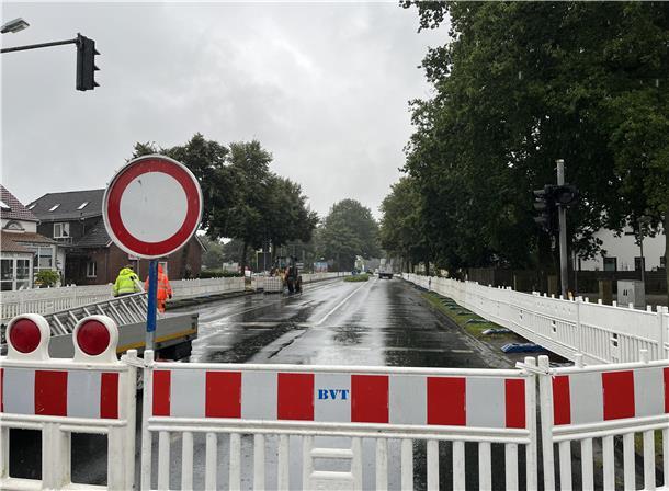 Eine Straße, die mit Absperrungen eingehegt ist.