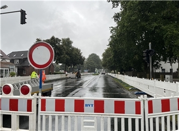 Eine Straße, die mit Absperrungen eingehegt ist.