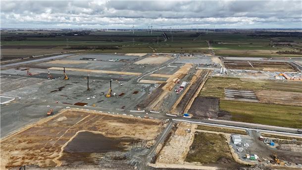 US-Batteriefirma will Northvolt kaufen - Hoffnung für Heide Blick auf die Baustelle bei Heide, wo die hiesige Northvolt-Fabrik entstehen soll. (Archivbild)