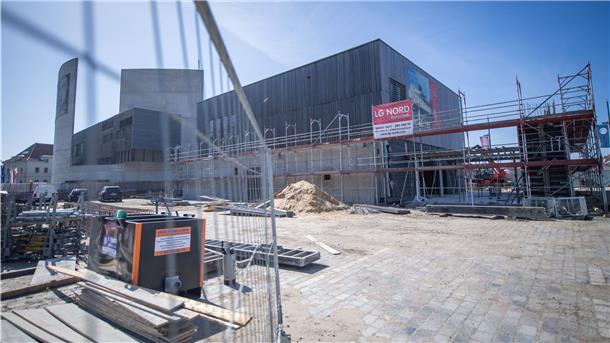 Blick auf die Baustelle für den zweiten Erweiterungsbau des Deutschen Auswandererhauses am Neuen Hafen. Die Bauarbeiter sind aktuell mit Betonarbeiten im Erdgeschoss und der Decke beschäftigt. Foto: Hartmann