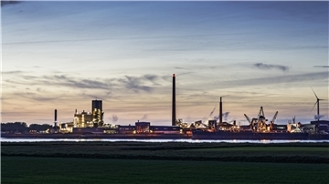 Blick auf die Blei- und Zinkhütte von Glencore von der östlichen Weserseite.