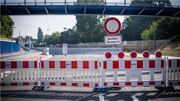 Blick auf die Einfahrt zum Westportal.