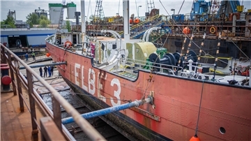 Blick auf die Elbe 3 im Dock zu Beginn der Sanierungsarbeiten am Schiff. Foto: Hartmann