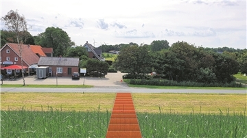 Blick auf die Gaststätte „Zur gemütlichen Ecke“ vom erhöhten Hauptdeich in Spieka-Neufeld aus gesehen. Auf Höhe des Gaststätten-Parkplatzes sollen in Kürze die Bauarbeiten für die neue Treppe (rot markiert) beginnen.