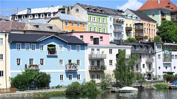 Kulturhauptstädte 2024: Bodø, Tartu und Bad Ischl Blick auf die Häuserzeile von Gmunden.