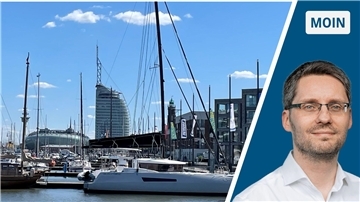 Blick auf die Havenwelten in Bremerhaven: Sail City, Klimahaus und Boote.