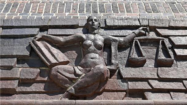 Kein Schadenersatz für Wanderer wegen umgestürzten Baumes Blick auf die Justitia über dem Eingang eines Landgerichts.