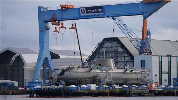 Blick auf die Kieler Werft von TKMS mit einem im Bau befindlichen U-Boot.