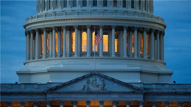 US-Repräsentantenhaus stimmt für Ukraine-Hilfen Blick auf die Kuppel des Kapitols in Washington.
