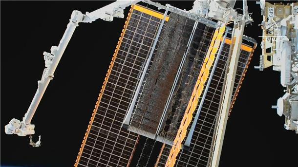 Zwei Astronauten installieren erneut Solarpanele an ISS Blick auf die neue installierte und entfaltetet Solarpanele an der Internationalen Raumstation ISS.