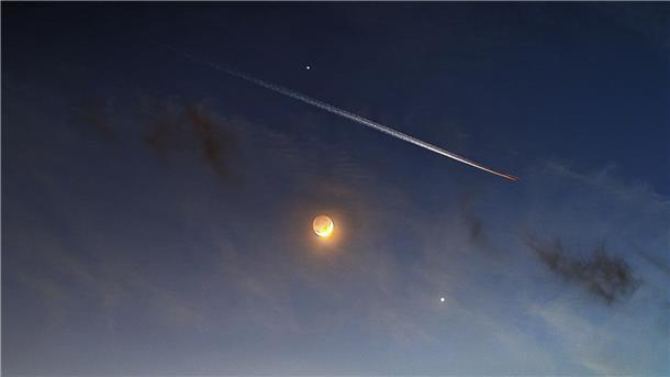 Jupiter und Venus in enger Eintracht am Himmel Blick auf die Planeten Venus und Jupiter am Abendhimmel.