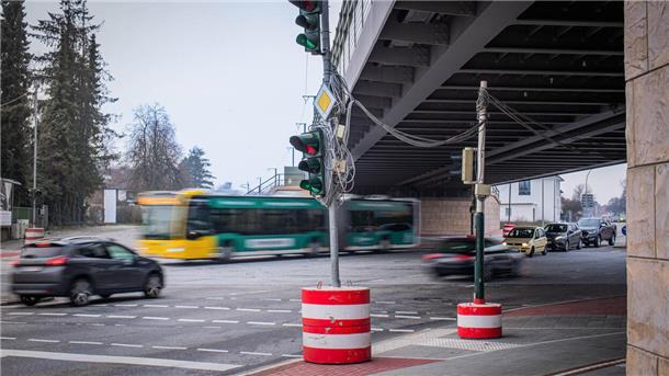 Kreuzung in Bremerhaven: Wurden hier neue Ampeln „vergessen“? Blick auf die provisorische Ampelanlage unterhalb der Eisenbahnbrücke auf der Kreuzung Cherbourger Straße und Langener Landstraße.