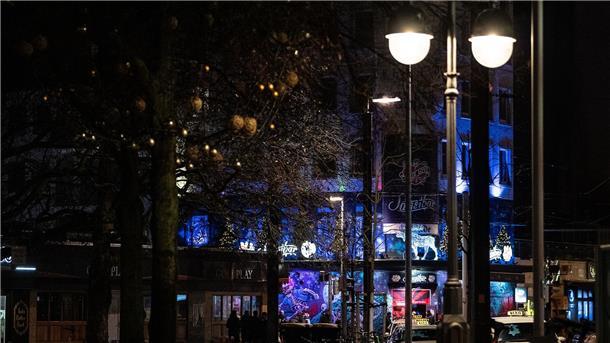 Mann schießt vor Club in Hannover Blick auf die Scholvinstraße in der Innenstadt von Hannover.