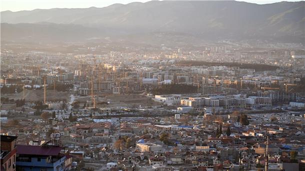 Feiern im Schutt - Das Leben nach dem Erdbeben in der Türkei Blick auf die Stadt Antakya, zwei Jahre nach den verheerenden Erdbeben, die die Stadt in weiten Teilen zerstört haben.