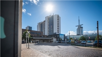 Blick auf die Straße Am Alten Hafen. Durch den den Abriss der Karstadtimmobilie soll sie eine neue Bedeutung erhalten.