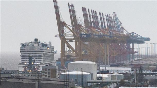 DER ADVENTS-STURM (Update 50): Hochwasser hat Stadt und Land im Griff, Schäden auch in der Wesermarsch, Zugverkehr weiter gestört Blick auf die Stromkaje. Viele Containerbrücken sind hochgeklappt.