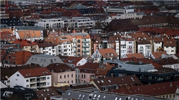 Blick auf die Stuttgarter Innenstadt: Der Preisrutsch bei Immobilien hat nach IfW-Erkenntnissen vielerorts nachgelassen - zumindest vorerst.