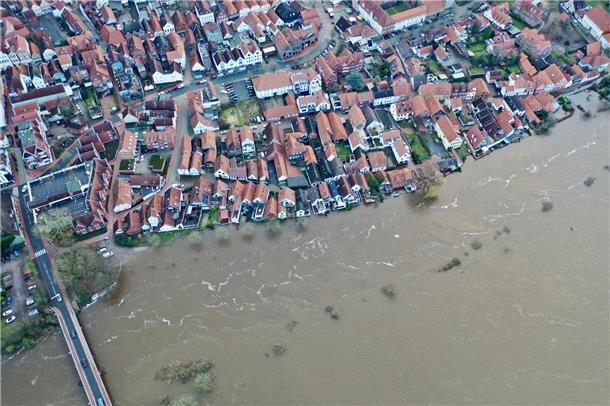 Blick auf die teilweise unter Wasser stehende Altstadt an der Aller. 