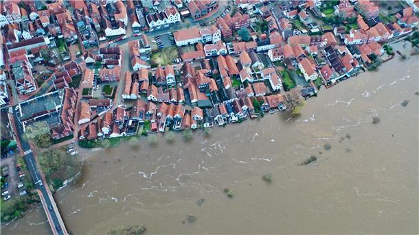 Blick auf die teilweise unter Wasser stehende Altstadt von Verden an der Aller. In weiten Teilen Niedersachsens bleibt die Hochwasserlage angespannt.