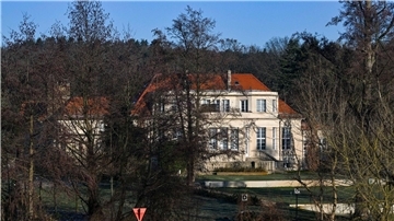 Blick auf ein Gästehaus in Potsdam, in dem AfD-Funktionäre sowie einzelne Mitglieder der CDU und der erzkonservativen Werteunion an einem Rechten-Treffen teilgenommen haben.